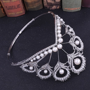 Détails de couronne de mariée avec perles blanches et motifs de plumes de paon en strass