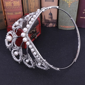 Détail de la couronne de mariée avec strass scintillants et perles blanches en alliage d'argent