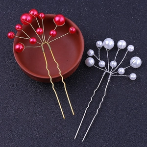 Macro di forcine a U in oro e argento con grappoli di perle rosse e bianche eleganti
