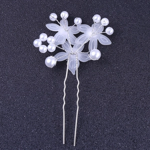 Vue détaillée de l'épingle à cheveux de mariée avec perles blanches et pétales de fleurs dépolis
