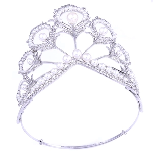 Couronne de mariée élégante avec motifs de plumes de paon, perles et strass scintillants
