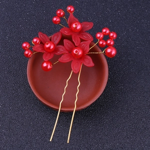 Détails de l'épingle à cheveux de mariée artisanale avec fleurs rouges et perles dorées
