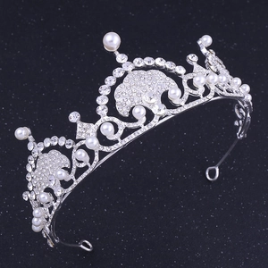 Elegantes silbernes Braut-Tiara mit Perlen und Strasssteinen aus einem 45-Grad-Winkel
