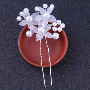 Épingle à cheveux de mariée élégante avec fleurs en résine blanche et perles sur métal argenté