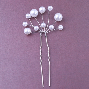 Elegante forcina a U con dodici perle bianche finte e accenti di filo d'argento lucido
