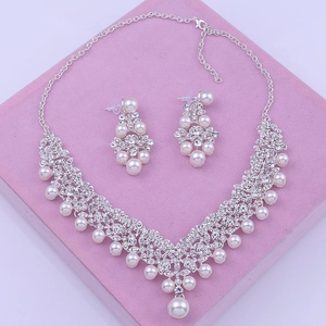 Elegantes Brautschmuck-Set mit weißen Perlen und funkelnden Strasssteinen auf Display