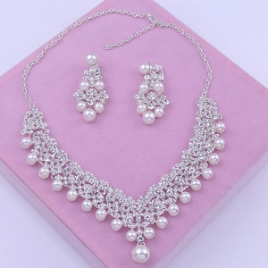 Detailansicht eines Brautschmuck-Sets mit Perlen und Strasssteinen inklusive Halskette und Ohrringen