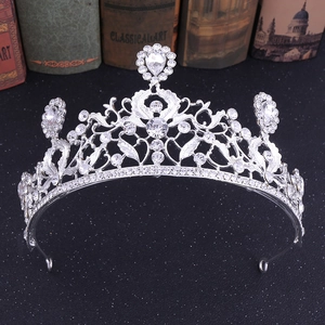 Diadème de mariée élégant avec motifs de feuilles argentées et strass en forme de poire