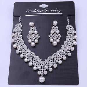 Detailansicht Brautschmuck-Set mit weißen Perlen und funkelnden Strasssteinen am Halsband