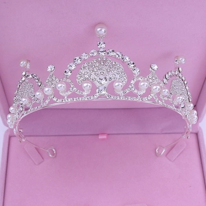 Elegantes Diadem für Bräute mit Perlen und Strass in einer rosa Geschenkbox für Hochzeiten