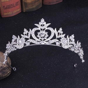 Couronne de mariée baroque argentée avec motifs de fleurs en cœur et strass brillants