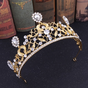 Détail d'une couronne de mariée dorée avec strass scintillants sur des livres anciens