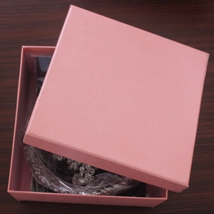 Vista dettagliata della tiara da sposa con strass in una confezione regalo quadrata rosa