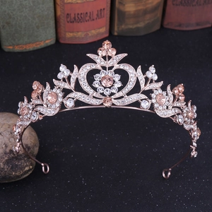 Détail d'une couronne de mariée or rose avec strass champagne et motifs de feuilles ciselés
