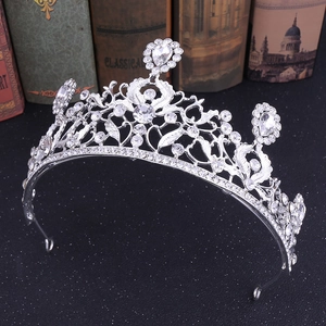 Détail de couronne de mariée avec motifs de feuilles argentées et strass en forme de poire