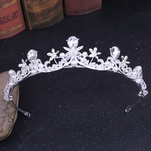 Détails de la couronne de mariée argentée ornée de perles et de cristaux brillants