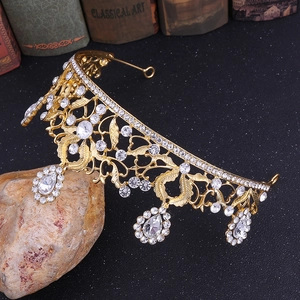 Détail de la couronne de mariée en or avec motifs de feuilles et cristaux en poire