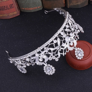 Détail de couronne de mariée argentée avec feuilles en alliage et strass en forme de poire
