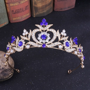 Couronne de mariée baroque dorée avec pierres bleues et strass sur fond artistique sombre