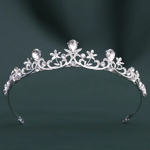 Détails de la couronne florale avec strass scintillants sur fond de velours vert