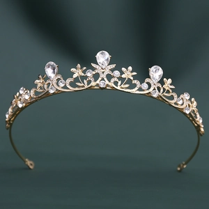 Gros plan d'un diadème doré floral avec pétales en cristal et diamants taille poire