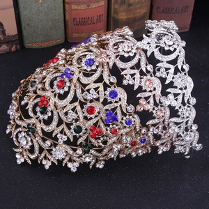Vue détaillée de la couronne de mariée baroque avec strass colorés et motif de feuilles