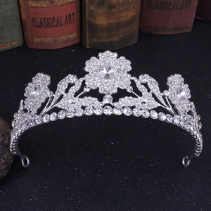 Elegante corona da sposa in lega d'argento con strass floreali su sfondo nero lucido