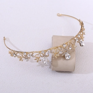 Détails de couronne de mariée dorée avec filigrane floral et pendentifs en cristal