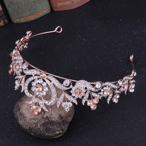 Détail du diadème feuille or rose avec strass brillants et cristaux ambrés élégants