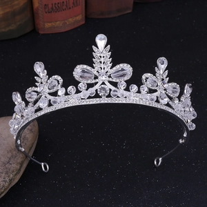 Vue macro de la couronne de mariage argentée avec strass scintillants et détails en alliage