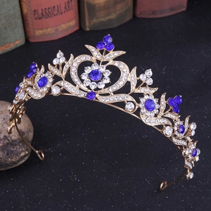 Détail macro d'une couronne de mariée baroque dorée avec pierres bleues et strass blancs