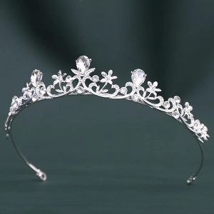 Magnifique tiare argentée en cristal avec motifs floraux et strass en gouttelette