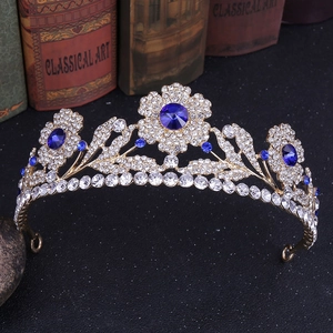 Dettaglio macro corona nuziale con petali d'argento e pietra preziosa blu scuro centrale