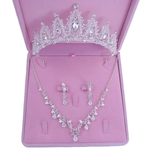 Vue de dessus du coffret bijoux de mariée avec tiare, collier et boucles d'oreilles