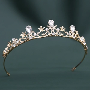 Détail d'une couronne dorée avec cristaux de poire sur velours vert foncé