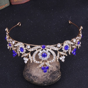 Détail macro d'une couronne de mariée baroque avec strass bleus sur monture dorée