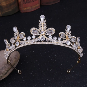Détail macro d'une couronne de mariée dorée avec strass cristallins et fond de livre classique