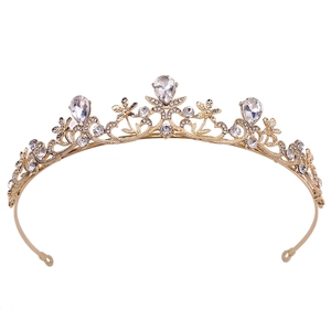 Couronne de fleurs dorée avec motifs de cœurs en cristal et pierres en forme de poire