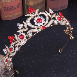 Détails de la couronne de mariée baroque dorée avec strass rouges et motifs de feuilles