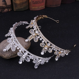 Ensemble de tiares de mariée en cristal doré et argenté sur fond sombre et texturé