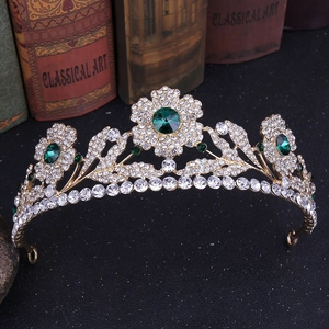 Corona da sposa dorata con gemme verde smeraldo e motivi floreali in zirconi bianchi
