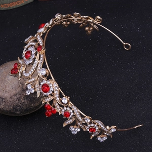 Détail macro de couronne de mariée baroque avec feuilles dorées et strass rouges
