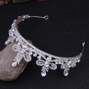 Vue détaillée de la couronne de mariée argentée avec cristaux sur galets gris et noir