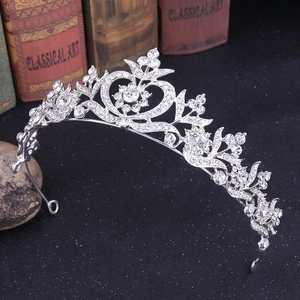 Détail de la tiare de mariée argentée avec motifs de feuilles et cristaux brillants
