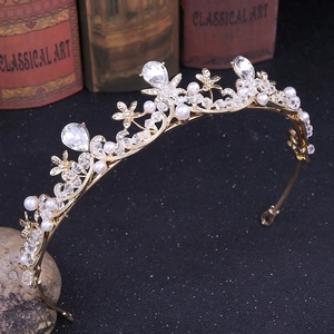 Détails de la couronne florale dorée pour mariée avec perles de cristal et perles