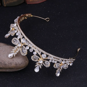 Vue détaillée d'une couronne de mariée dorée avec cristaux en goutte et motifs floraux