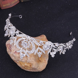 Vue détaillée de la couronne de mariée argentée avec motifs de feuilles et strass