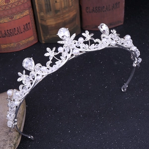 Détail du diadème argenté avec perles de cristal et perles blanches pour la mariée