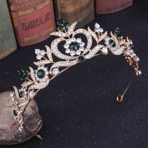 Gros plan de la couronne de feuilles dorées avec pierres vertes et strass blancs
