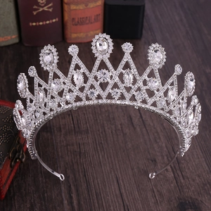 Vue détaillée d'une couronne de mariée avec cristaux géométriques et sertissage de strass